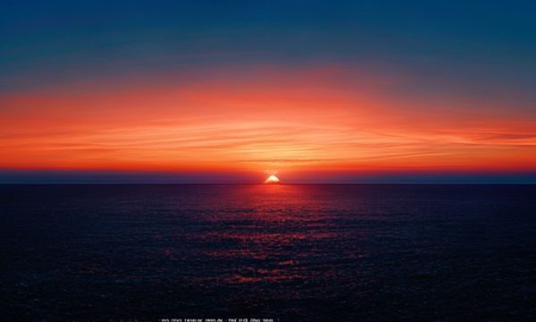 破晓时分的地平线，天空从深蓝渐变为珊瑚橙，象征安娜情欲史中经历黑暗后迎来的觉醒曙光与生命的重生